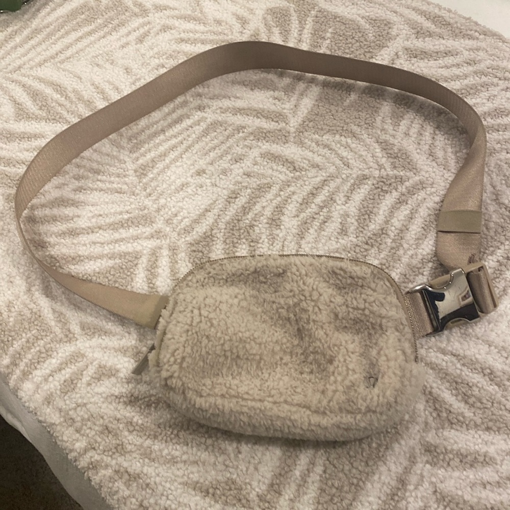 Lululemon everywhere, fleece belt bag natural good pre owned condition